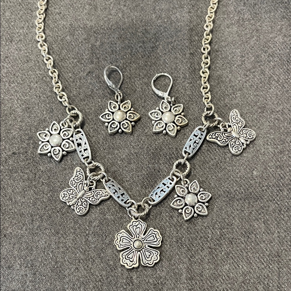 🌻3/$15 Silvertone Floral Butterfly Necklace & Earrings